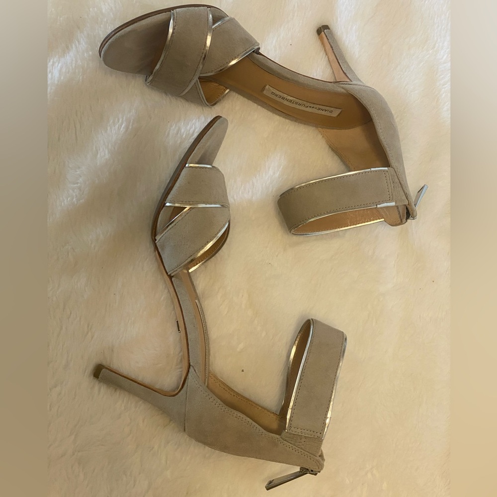 Diane Von Furstenberg Ragusa 3” Suede Heel size 6 - Picture 5 of 6